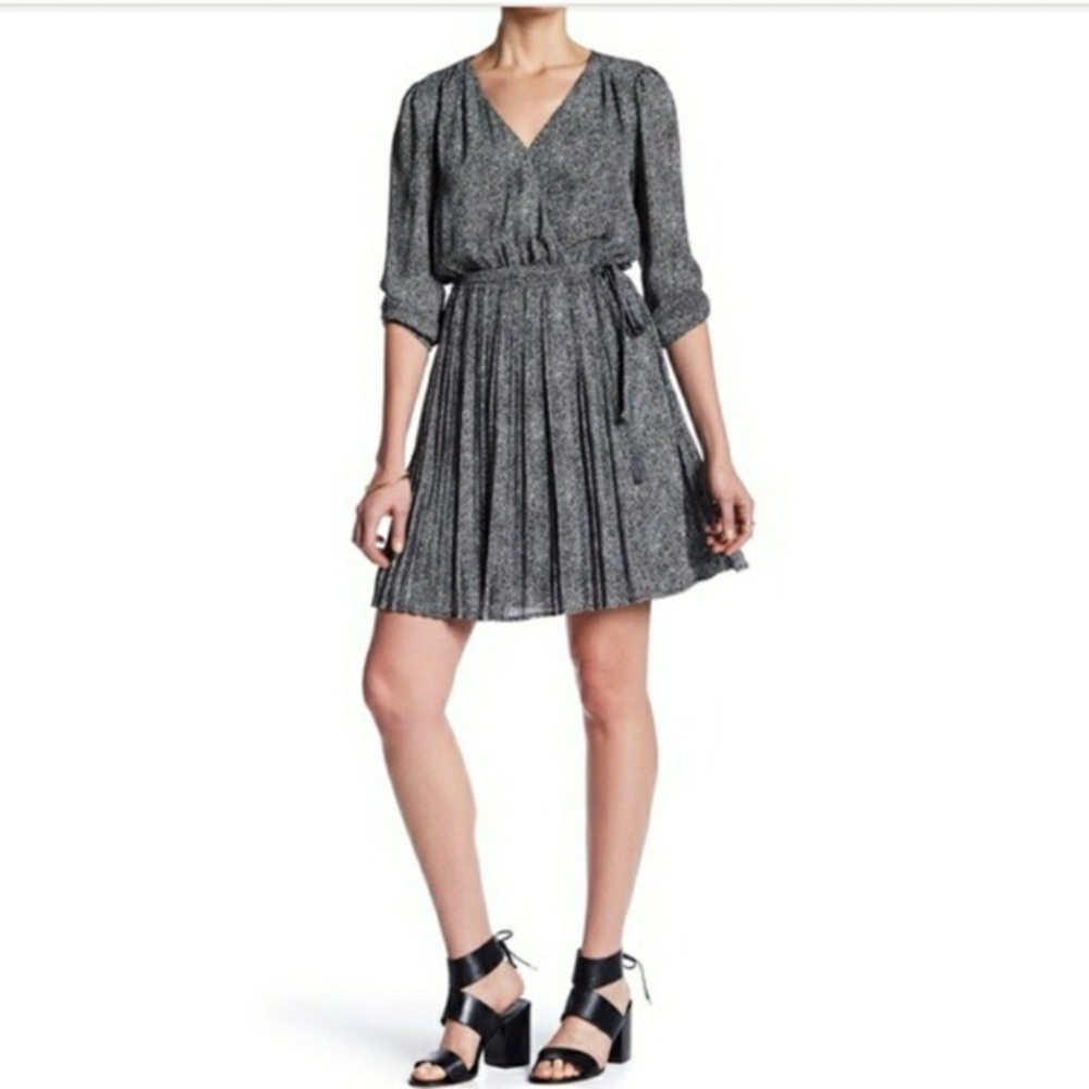 DR2 black and white pleated long sleeve dress